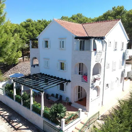 La Riva - Seafront Apartment