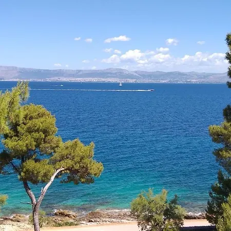 La Riva - Seafront Apartment Sutivan