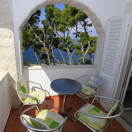La Riva - Seafront Apartment Sutivan