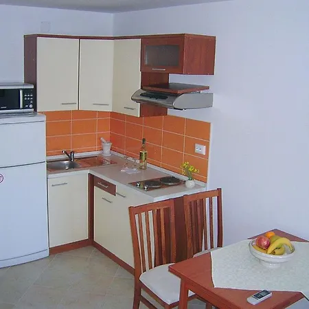 La Riva - Seafront Apartman Sutivan